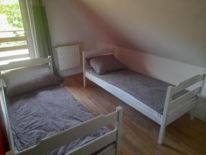 een kamer met 2 stapelbedden en een raam bij ,,Domek Na Skarpie'' z Balią i basenem letnim in Sulęczyno