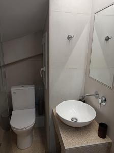een badkamer met een wit toilet en een wastafel bij Apartment Dipla 3 in Athene