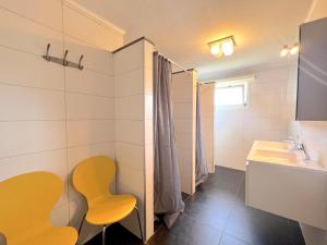 ein Bad mit einem Waschbecken und einem WC in der Unterkunft Devant les Thiers in Lierneux