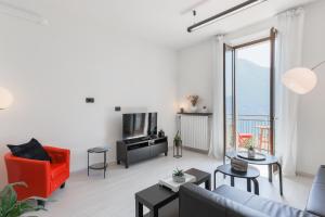 sala de estar con sofá y TV en La Dolce Vista by My Home In Como, en Moltrasio