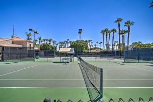 dois campos de ténis com palmeiras ao fundo em Newly Renovated Palm Desert Condo Community Pool! em Palm Desert
