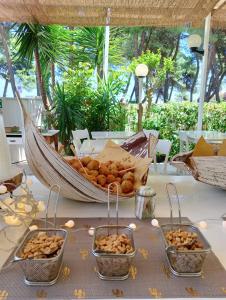 ein Tisch mit drei Körben Essen drauf in der Unterkunft Hotel Petit in Silvi Marina