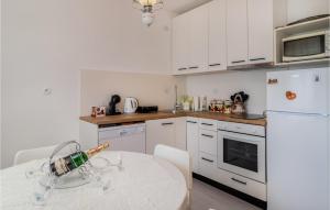 Kuchyň nebo kuchyňský kout v ubytování Cozy Apartment In Novi Vinodolski