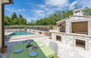 Bazén v ubytování Holiday Home Vrecari 27 nebo v jeho okolí