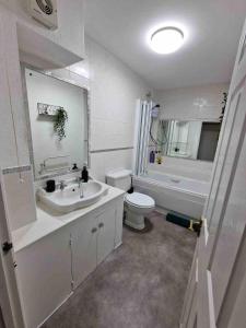 een badkamer met een wastafel, een toilet en een bad bij Two Bedroom Mansion House Apartment By AZ Luxury Stays Newmarket With Parking And WiFi in Newmarket