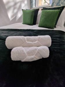 een witte handdoek op een bed bij Two Bedroom Mansion House Apartment By AZ Luxury Stays Newmarket With Parking And WiFi in Newmarket