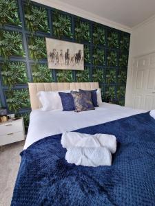 een slaapkamer met een groot bed en 2 handdoeken bij Two Bedroom Mansion House Apartment By AZ Luxury Stays Newmarket With Parking And WiFi in Newmarket