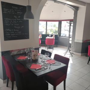 A restaurant or other place to eat at Contact Hôtel de Matignon