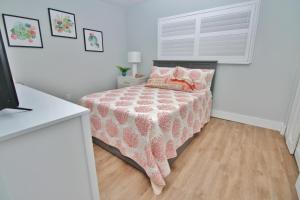 سرير أو أسرّة في غرفة في Sea Coast Gardens II 501