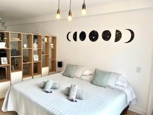 un dormitorio con una cama con dos animales de peluche en GASCON y DIAZ VELEZ en Buenos Aires