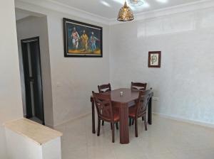 comedor con mesa de madera y sillas en Your Airport Oasis Resort 15 Minutes from Rabat en Sale