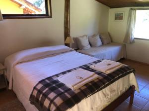 een slaapkamer met een bed en een bank bij Pousada Mariza in Nova Friburgo
