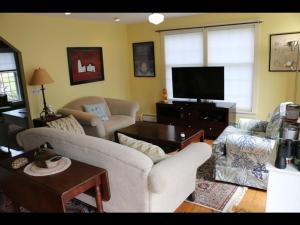 een woonkamer met 2 banken en een televisie bij Cadillac Views in Surry