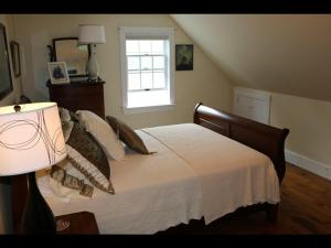 een slaapkamer met een groot bed en een raam bij Cadillac Views in Surry