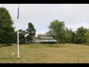 een vlaggenstok voor een groot huis bij Cadillac Views in Surry