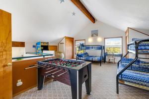 太平洋城的住宿－Cape Escape，客房设有桌上足球和双层床。