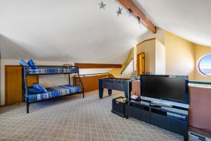 太平洋城的住宿－Cape Escape，客房设有两张双层床和一台平面电视。