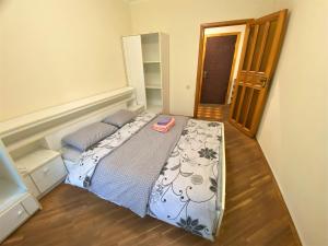 a small bedroom with a bed in a room at Просторі апартаменти поруч з метро Лівобережна in Kyiv