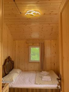 Postel nebo postele na pokoji v ubytování Hotel Okatsia სასტუმრო ოკაცია