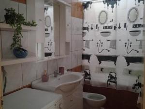 baño con lavabo y cortina de ducha con vacas en Popi's Apartment, en Goníai