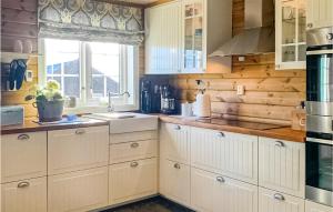 una cocina con armarios blancos y una ventana en Amazing Home In B I Telemark With Wifi en Lifjell