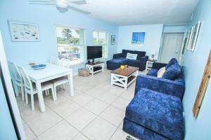 een woonkamer met een bank en een tafel bij Sea Coast Gardens III 215 in New Smyrna Beach