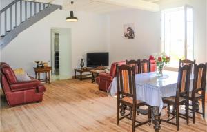 un soggiorno con tavolo e sedie di Amazing Home In Razac-de-saussignac With Kitchen a Razac-de-Saussignac