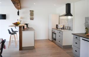 Razac-de-SaussignacにあるNice Home In Razac-De-Saussignacの白いキャビネットとカウンタートップを備えたキッチン