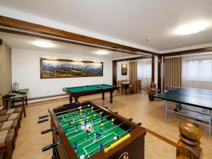 Habitación con mesa de billar y pelotas de ping pong. en Willa Roztoka & SPA - idealne miejsce dla Twojej rodziny, en Bukowina Tatrzańska