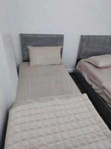 a pair of beds in a small room at غرف مفروشة للايجار اليومي والشهري in Al Madinah