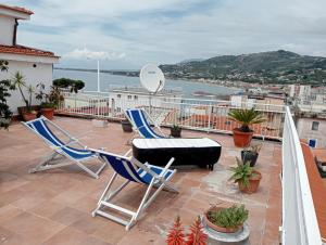 a patio with two chairs and a table on a balcony at Cala Licina in Agropoli