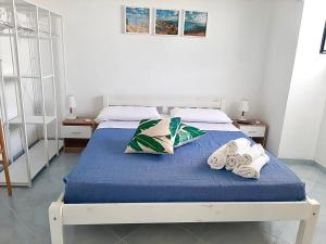 una camera da letto con un letto e asciugamani di Ponza Luxury a Ponza