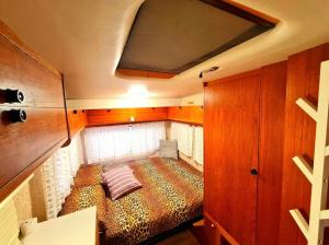 a small bedroom with a bed in a small room at LA VILLETTA DI MR MAX in Merone