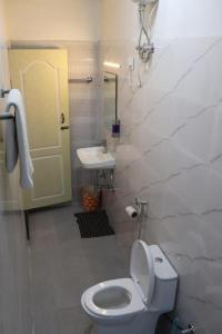 ein Bad mit einem WC und einem Waschbecken in der Unterkunft K - Den Homestay & Cafe in Kurseong