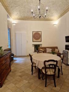 a dining room with a table and chairs in a room at Elegante appartamento in centro. in Turin
