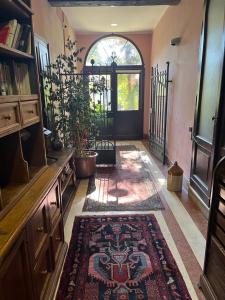 una grande stanza con un grande tappeto sul pavimento di A Casa Di Paola Suite a Ravenna