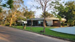 Tòa nhà nơi biệt thự tọa lạc