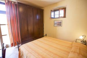 1 dormitorio con 1 cama grande y armario de madera en Appartamento Il Golfo, en Portoferraio