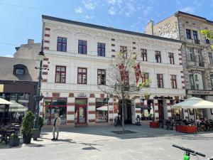 a large white building on a city street at Piotrkowska 89 Apartments & Suites in Łódź