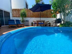 A piscina localizada em Villa Sofia Hotel Boutique Cancun ou nos arredores