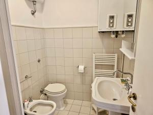 Ένα μπάνιο στο N266 - Numana, deliziosa casa in centro storico +21 φωτογραφίες