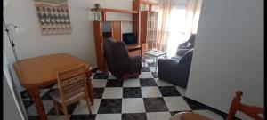 uma sala de estar com piso em xadrez em Piso Chari - 4 habitaciones em Puerto Real