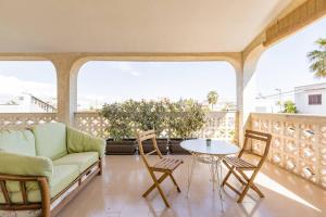 - un salon avec un canapé, des chaises et une table dans l'établissement Villa La Serenata di Pietro, à Tarente