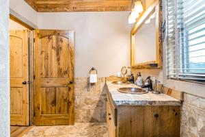 ein Badezimmer mit zwei Waschbecken und einer Holztür in der Unterkunft Stag Horn Lodge in Mineral Bluff + 43 Fotos