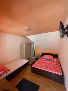 ソバタにあるPensiunea Mariaの赤いベッドと天井が備わるベッドルーム1室が備わります。