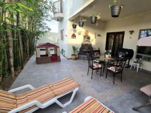 een woonkamer met een patio met een tafel en stoelen bij Acogedora casa en Chihuahua Capital in Chihuahua