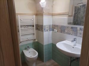 y baño con lavabo y aseo. en Casa KaLu', en Crispiano