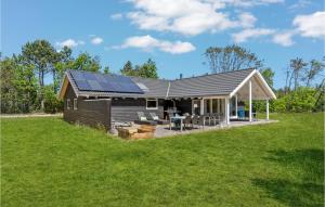 een huis met zonnepanelen op het dak bij Pet Friendly Home In lbk With Sauna in Ålbæk