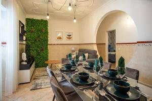 comedor con mesa y sillas en Milena's House en Nazaré