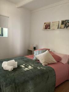 een slaapkamer met een groot bed met kussens erop bij Oporto city center charming house in Porto